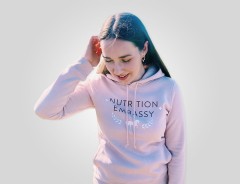 Pudrowo różowa bluza z nadrukiem NU